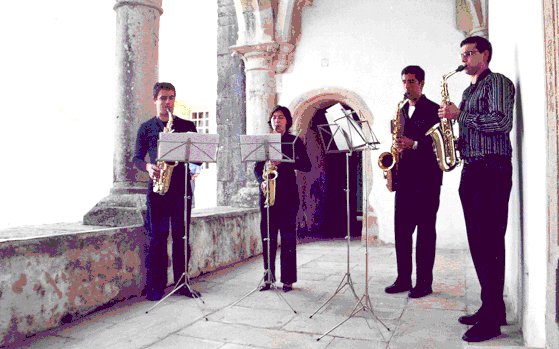 ensemble de saxofones cante firme, tomar